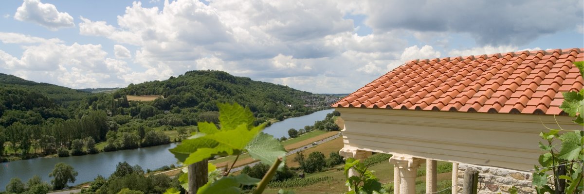 Igel Römischer Tempel in den Weinbergen von Igel mit Blick auf die Mosel