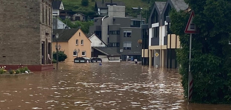 Überflutete Straße in Kordel-Ortslage