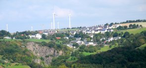 Panoramaansicht auf Hockweiler am Berghang und Blick in die Schlucht des Silbersees