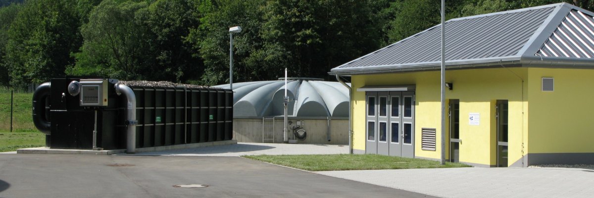 Gruppenkläranlage Kordel Kläranlage bei Kordel mit  Technikgebäude und technischen Anlagen