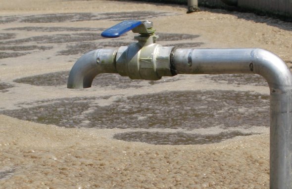 Kläranlage Kordel großer Zulaufhahn über einem Klärbecken