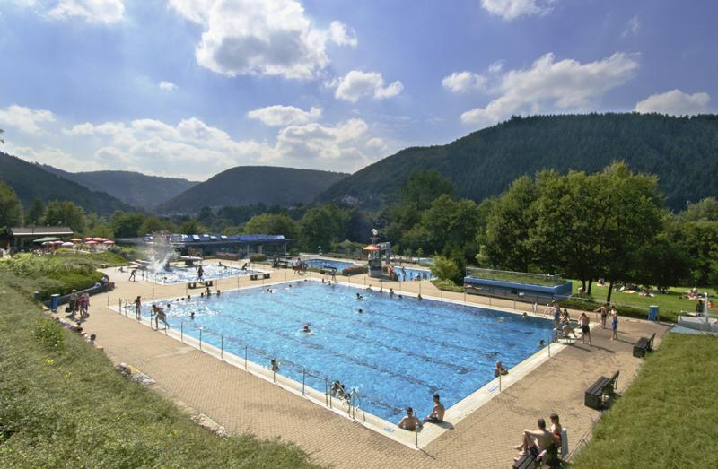 Panoramaansicht des Kylltalbads bei Kordel - Großes Schwimmerbecken und Sprungbecken