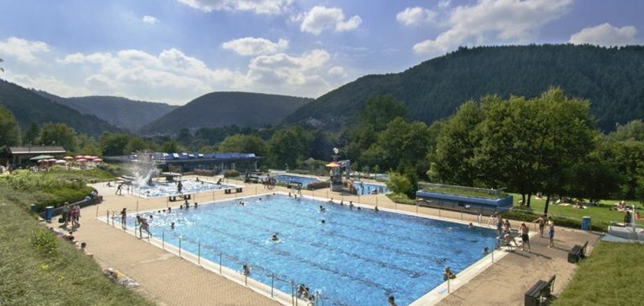 Panoramaansicht des Kylltalbads bei Kordel - Großes Schwimmerbecken und Sprungbecken