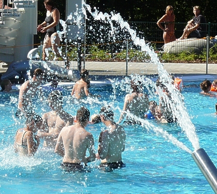 Jugendliche beim Badespaß unter der Fontäne