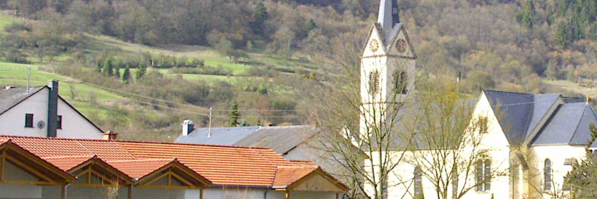 Ralingen Blick auf Pfarrkirche und Kindergarten