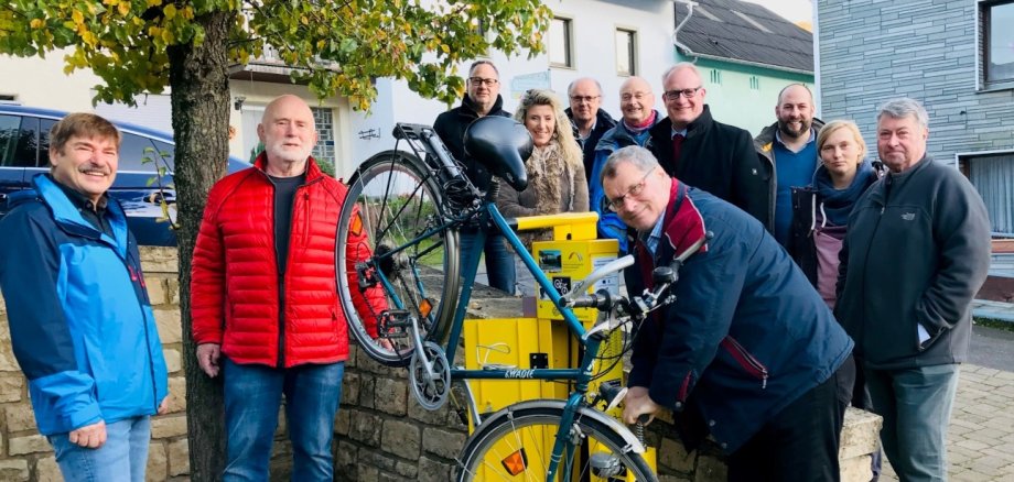 Gruppenfoto Vorstellung Radreparaturstation Metzdorf