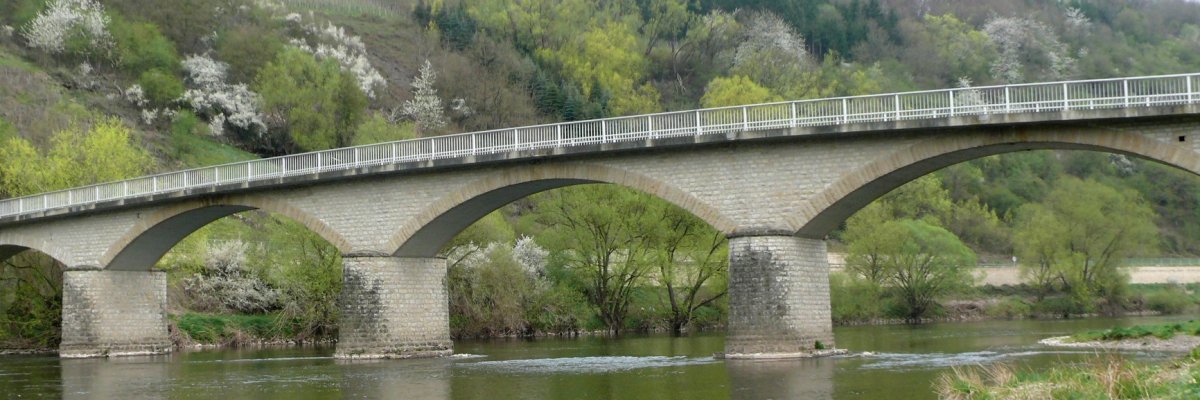 Langsurer Brücke im Frühling