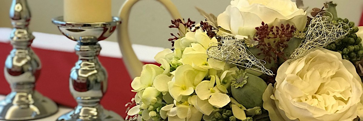 Standesamt Blumengesteck und Kerzenleuchter auf Tisch