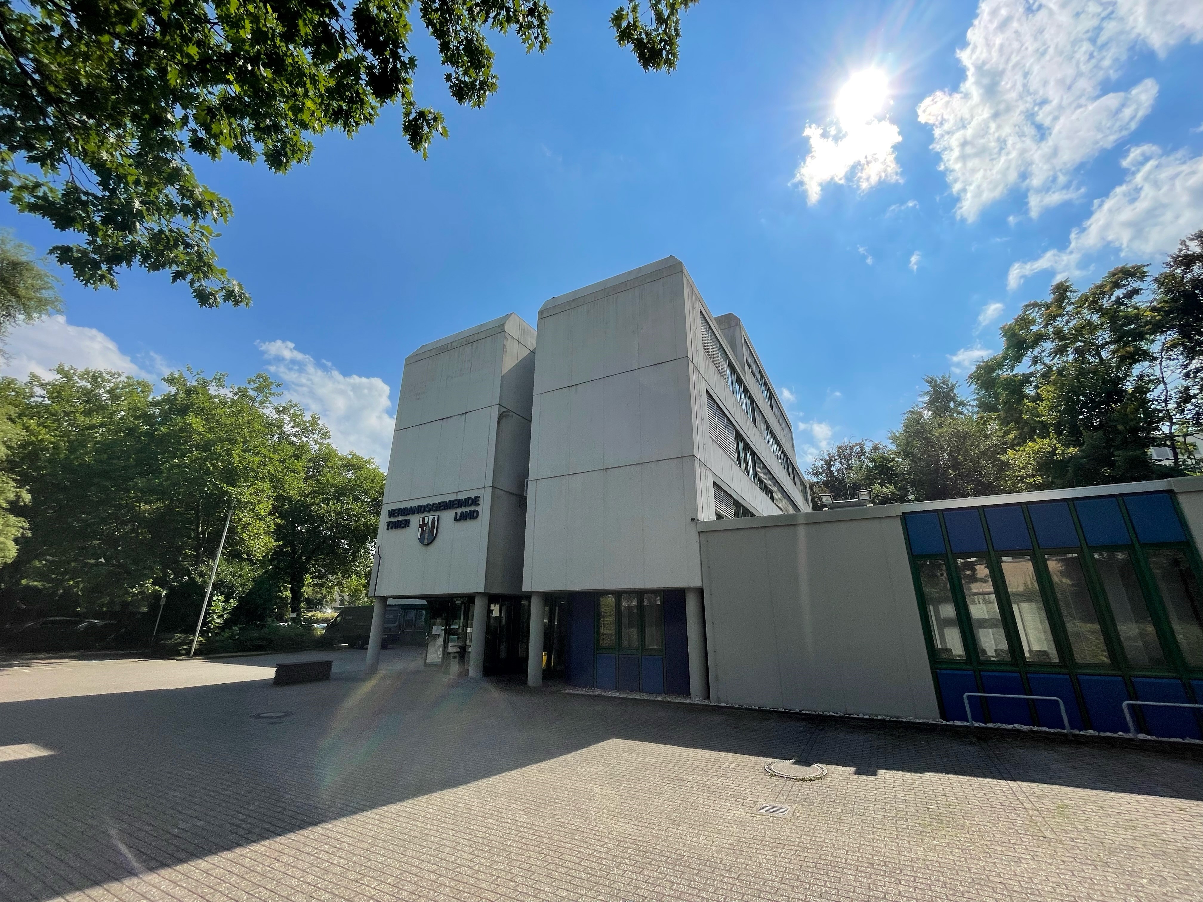 Parkplatz der Verbandsgemeindeverwaltung Trier-Land & Haupteingang