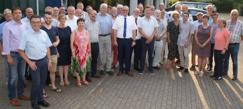Gruppenbild der Mitglieder des Verbandsgemeinderates vor dem Rathaus Trier-Land