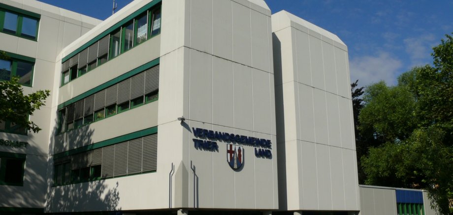 Verwaltungsgebäude mit Wappen an der Front