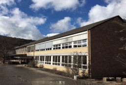 Bild Schulhaus Schulgebäude Kordel mit Schulhof