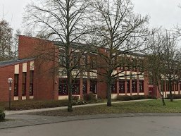 Grundschule Butzweiler2 Aussenansicht der Grundschule Aach-Newel in Butzweiler, Backsteinbau