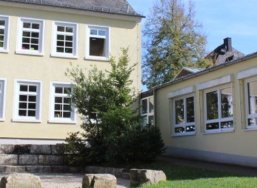 Grunschule langsur Schulhaus und Hof der Grundschule Langsur