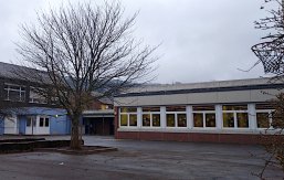 Grundschule Ralingen Schulhof und Rückansicht der Grundschule Ralingen