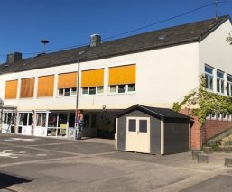 Grundschule Trierweiler Außenansicht Schulgebäude und Schulhof Trierweiler