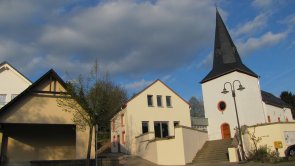 Dorfmitte Sirzenich mit Kirche und Dorftreff